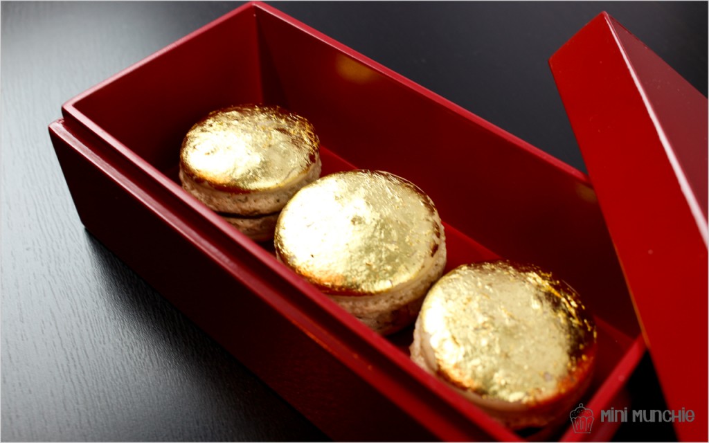 golden macarons-1