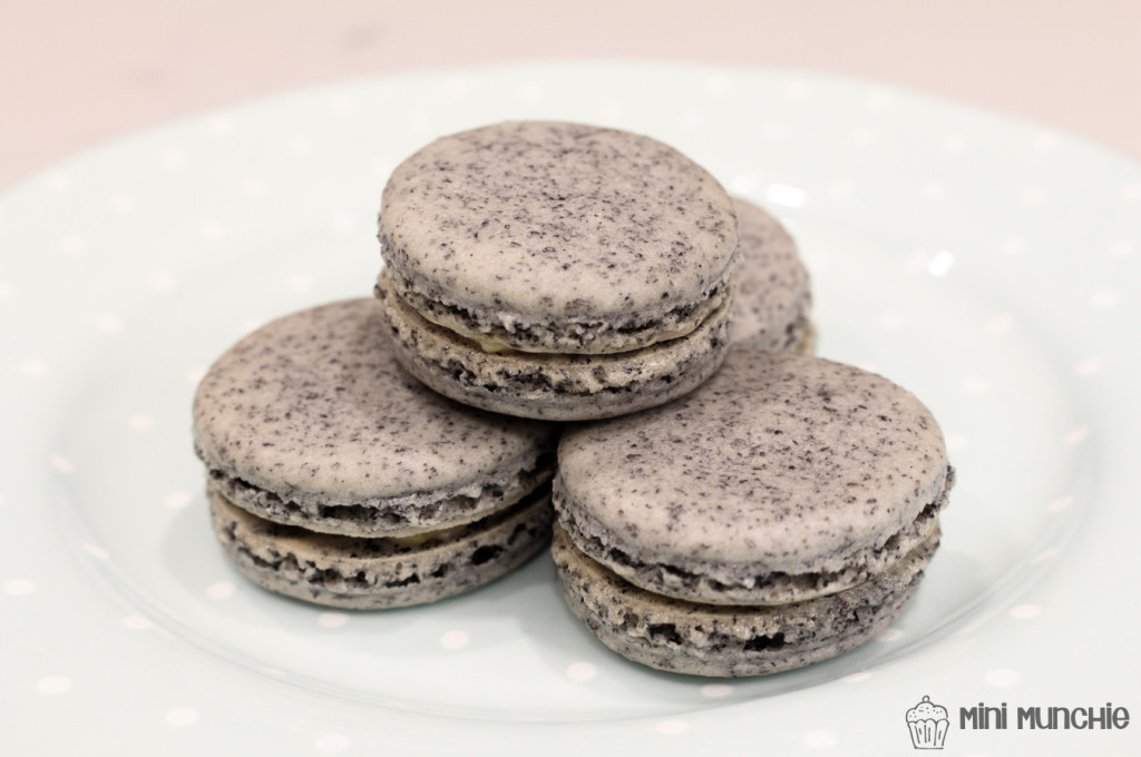 black sesame macarons-04