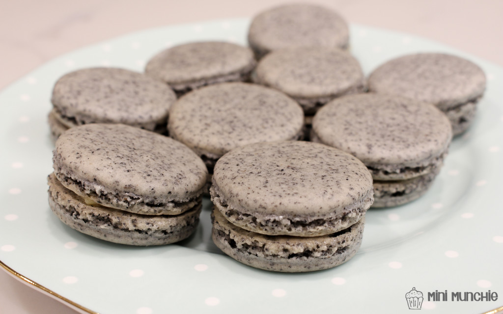 black sesame macarons-06